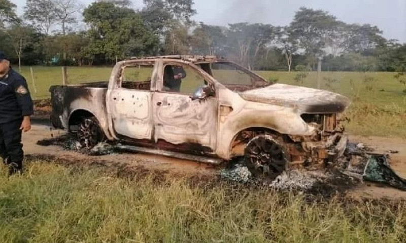 O corpo da vítima foi encontrado dentro da caminhonete (Foto: Divulgação/Polícia Nacional)