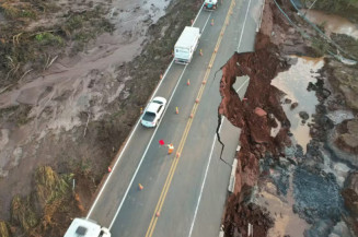 Parte da rodovia atingida por rompimento de barragem desaba e forma cratera