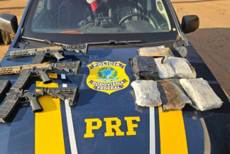 Mulher é presa com dois fuzis dentro de painel de carro