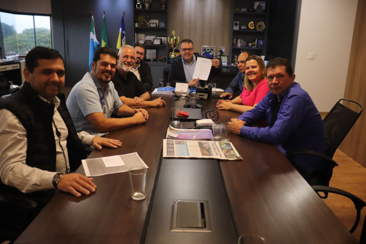 Prefeito sancionou a lei na presença de vereadores