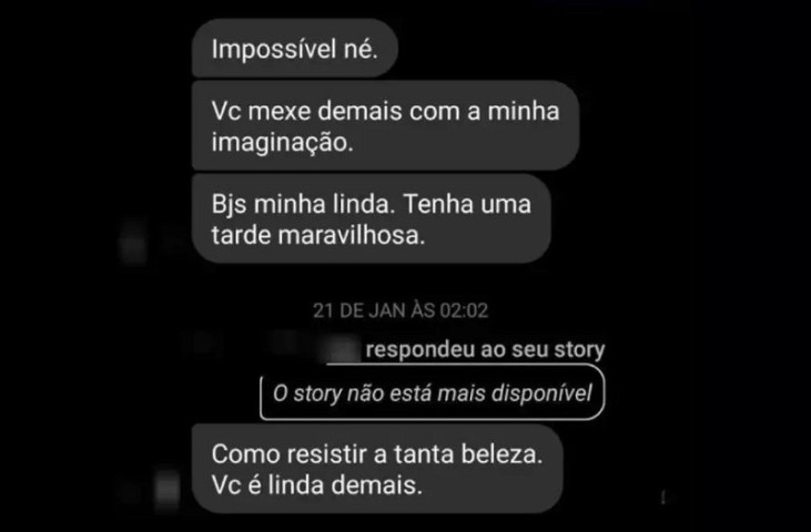 O ex-diretor de uma escola municipal de Nova Andradina, cidade a 297 quilômetros de Campo Grande, denunciado em 2022 por importunar sexualmente alunas, foi condenado a 5 anos de prisão. O réu deve dar início ao cumprimento da sentença em regime semiaberto.  Informações do Nova News são de que a Justiça também determinou perda do cargo público, além de multa indenizatória para cada uma das vítimas. O valor da indenização não foi revelado.  A sentença considera a violação da confiança na qual era depositada a ele devido ao seu cargo, também os danos psicológicos e emocionais que o abuso causou às vítimas.  O condenado está proibido de manter contato com as vítimas e seus familiares e não pode frequentar a escola na qual os crimes ocorreram. A mãe de uma das alunas assediadas contou ao jornal local que a sentença traz alívio às vítimas.   Relembre Mãe de uma das vítimas, de 15 anos, procurou a delegacia e entregou prints com as mensagens enviadas pelo diretor da escola. Em vídeo publicado nas redes sociais, a mãe conta que a adolescente de 15 anos é vítima de importunação sexual pelo professor e diretor do colégio. A jovem estuda no mesmo local desde a pré-escola, contou a mulher.   Ainda conforme relato da mãe no vídeo, publicado pelo Nova Fogo, ela viu as conversas. “Achei que mandava minha filha para a escola com proteção”, disse. A mulher ainda pediu que outras mães que souberem de casos semelhantes procurem a DAM (Delegacia de Atendimento à Mulher), onde o caso foi registrado.  Nas mensagens, o suspeito chamava a adolescente para ir até a casa dele. Ela chegou a reclamar sobre o autor ter tocado nela, no ambiente escolar. Conforme o site local, a Semec (Secretaria Municipal de Educação e Cultura) afastou o diretor das atividades.  Também foi aberto PAD (Procedimento Administrativo Disciplinar) contra o diretor, que já estaria sendo investigado também pelo MPMS (Ministério Público de Mato Grosso do Sul).