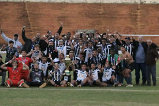 Jogadores do Operário Caarapoense comemoram título, que valeu vaga na Copa São Paulo e na Copa do Brasil da categoria (Foto: Rodrigo Moreira/FFMS)