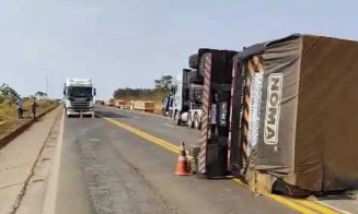 Carreta tomba e espalha carga de soja na BR-163