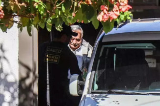 Cezário embarca na viatura do Gaeco no dia de sua prisão, em maio deste ano. (Foto: Henrique Kawaminami/Arquivo/Campo Grande News)