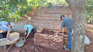 Projeto "Casa do Pote" constrói forno de produção cerâmica na Aldeia Bororó
