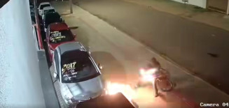 Homem ateia fogo em veículos de garagem em Dourados