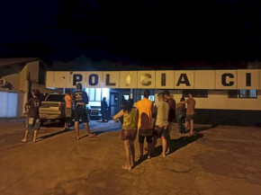 Movimentação de pessoas em frente a Delegacia de Polícia Civil de Itaporã, onde o caso foi registrado. (Foto: Itaporã News)