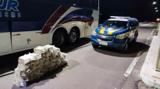 Homem é preso em ônibus de turismo com 210 kg de cocaína