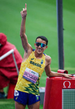 Yeltsin bate recorde mundial e conquista a medalha de ouro nos 1,5 mil metros