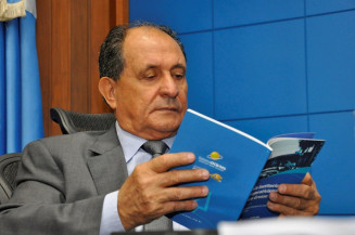Zé Teixeira solicita investimentos em Inocência e Santa Rita do Pardo