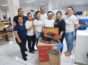 Colaboradora da UCP ganha surpresa de colegas de trabalho no aniversário