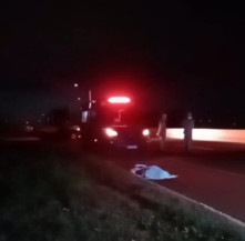 Homem que estava na moto morreu no local do acidente - Foto: Itaporã Agora