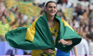 Paulo Henrique comemorando seu bronze em sua primeira Paralimpíada. (Foto: Reprodução/Sportv)