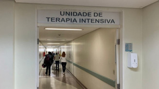 Paciente encontrado vivo em necrotério progride lentamente em UTI