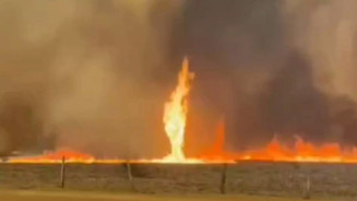 Redemoinho de fogo se forma em incêndio florestal no Mato Grosso