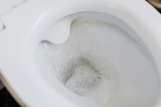 Como Desentupir um Vaso Sanitário com Garrafa PET e Cabo de Vassoura