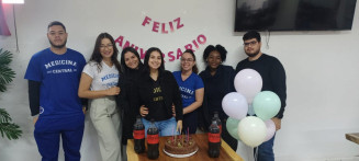 Longe da família,  acadêmica de medicina ganha festa de aniversário na UCP