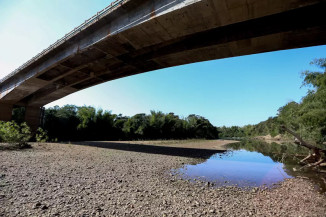 Ponte sobre trecho de leito seco do Rio Miranda em distrito de Bonito. (Foto: Paulo Francis/Campo Grande News)