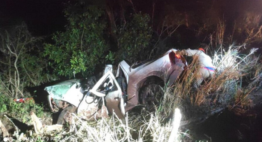 Com o impacto da batida, o veículo ficou totalmente destruído (Foto: Divulgação/O Pantaneiro)