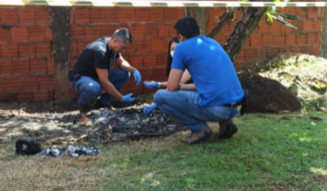 Homem teve corpo carbonizado no terreno da casa onde morava - Foto: Sidnei Bronka/Ligado na Notícia