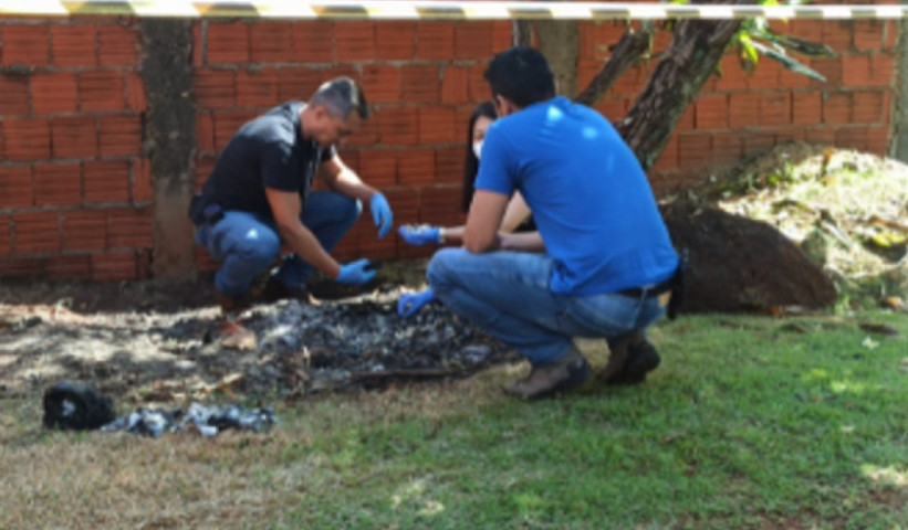 Homem teve corpo carbonizado no terreno da casa onde morava - Foto: Sidnei Bronka/Ligado na Notícia