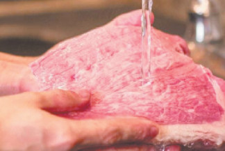 Carne tem que lavar antes de preparar? entanda