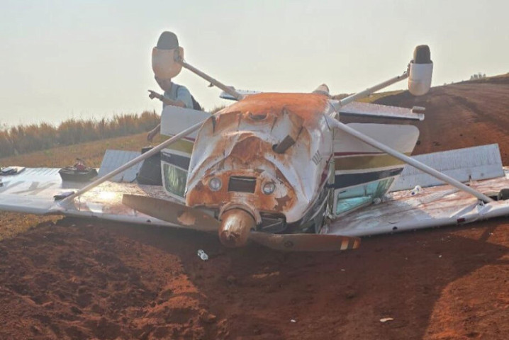 Aeronave tombou e parou com as rodas para a cima - Foto: Divulgação