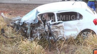 Mulher morre ao bater carro contra caminhão na BR-158
