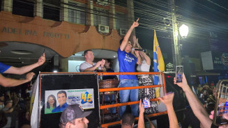 Marçal em frente a rádio onde cumprimentou e discursou para eleitores - Foto: Flávio Verão