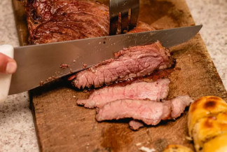 Homem morre no hospital após engasgo com pedaço de carne em bar