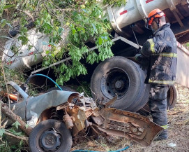 Bombeiro diante dos destroços do veículo. (Foto: José Aparecido)