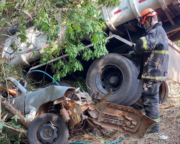 Bombeiro diante dos destroços do veículo. (Foto: José Aparecido)