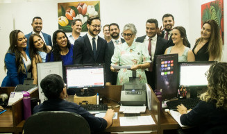 Momento em que a advogada Edna Bonelli, acompanhada pelos demais integrantes da diretoria, registrava a chapa “OAB Força e Compromisso” na sede da Seccional em Campo Grande