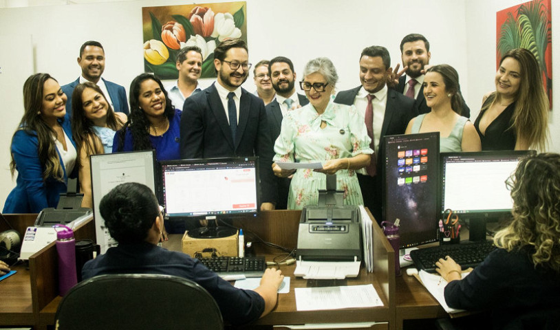 Momento em que a advogada Edna Bonelli, acompanhada pelos demais integrantes da diretoria, registrava a chapa “OAB Força e Compromisso” na sede da Seccional em Campo Grande