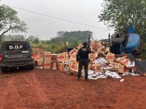 Jovem bate em árvore e tomba caminhão lotado de cigarro durante fuga