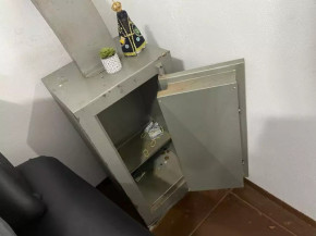 Dupla assalta posto e leva R$ 4 mil de cofre