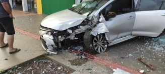 Parte do carro que atingiu o poste ficou destruída com a batida (Foto: Sidnei Bronka/Ligado na Notícia)