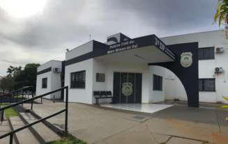 Mulher corta e joga fora metade da orelha de homem