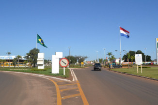 Rua divide Pedro Juan Caballero, no Paraguai, de Ponta Porã (MS), no Brasil