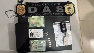 Documentos e chave de carro apreendidos com a dupla - Foto: SIG