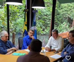 Marçal Filho durante reunião com o governador Eduardo Riedel, o secretário de estado de saúde Maurício Simões e o ex-governador Reinaldo - Foto: reprodução/Instagram