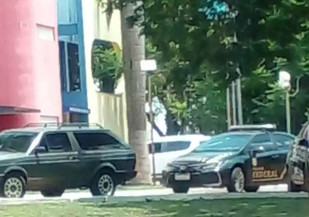 Viatura da Polícia Federal em frente à Prefeitura de Ivinhema hoje de manhã.