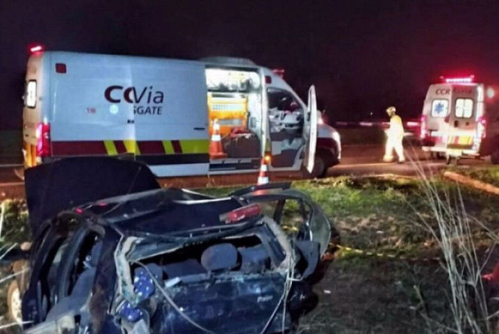 Fiat Pálio ficou completamente destruído na colisão - Reprodução/ Leandro Holsback/ Alerta Dourados