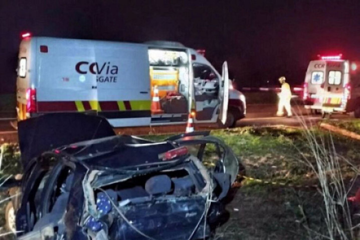 Fiat Pálio ficou completamente destruído na colisão - Reprodução/ Leandro Holsback/ Alerta Dourados