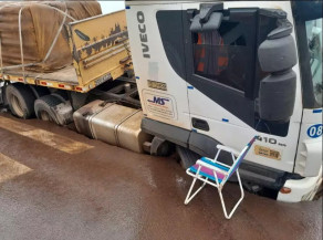 Carreta afunda após chuvarada em cidade de MS