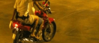 Dupla armada com facão rouba moto e bicicleta em assalto
