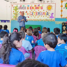 Rogério Fernandes Lemes para apresentou aos alunos suas obras infantis