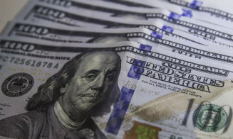 Dólar sobe para R$ 5,87 e fecha no maior nível em quatro anos