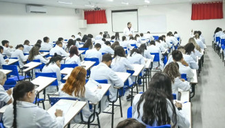 Por causa de valor mais acessível, estudantes deixam medicina na Argentina e migram para o Paraguai
