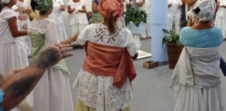 Homem invade terreiro de candomblé e destrói altar